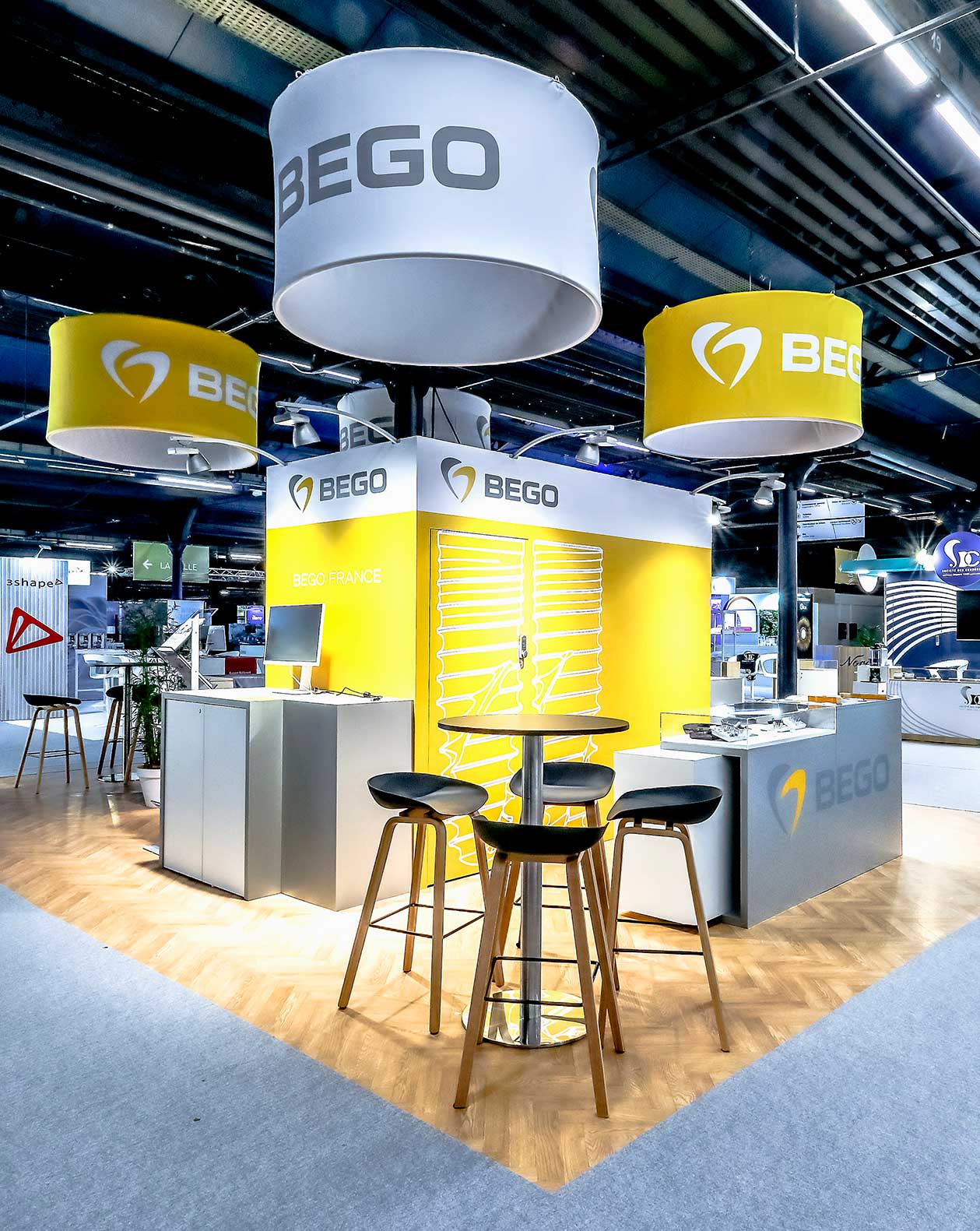 signaletique-suspendue-stand-sur-mesure